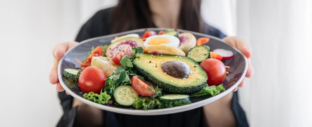 Dieta ketogeniczna — Czym jest? Jakie są jej wady i zalety? 1 apetyczna-salatka-ketogeniczna