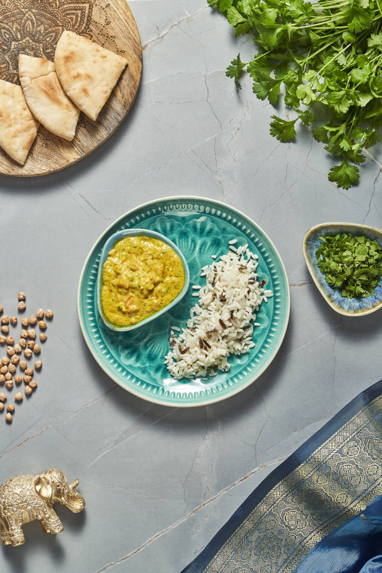 4.92 Butter chickpeas z curry podane z ryżem czarno-białym, chlebkiem nan i koledrą