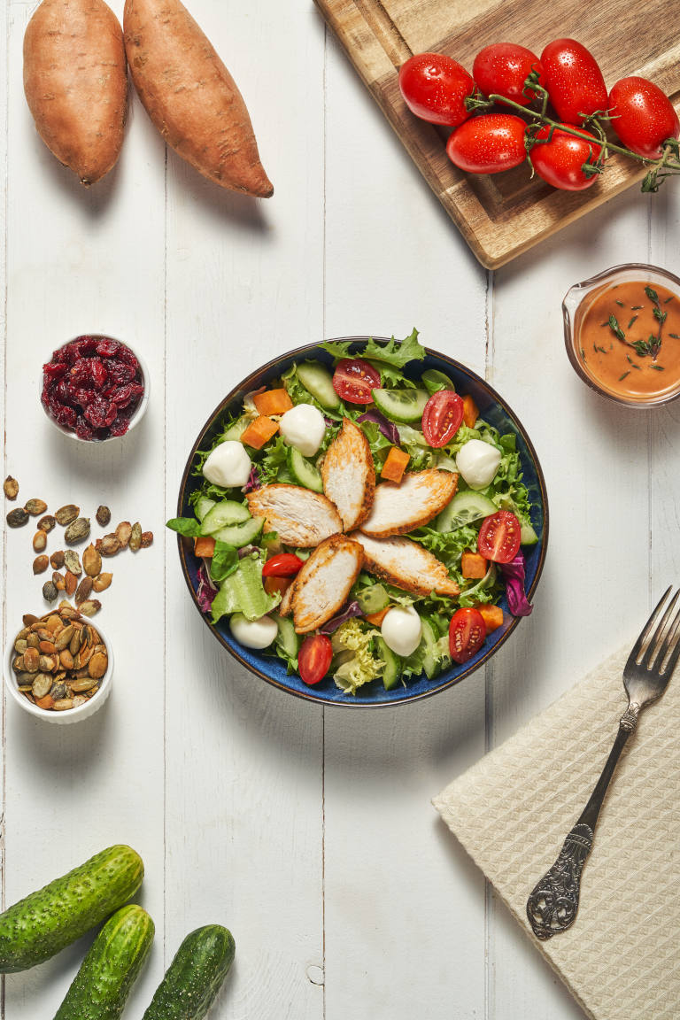 4.93 Sałatka z grillowanym kurczakiem, batatem, mozzarellą, ogórkiem, pomidorkami cherry, suszoną żurawiną i pestkami dyni, winegret BBQ_