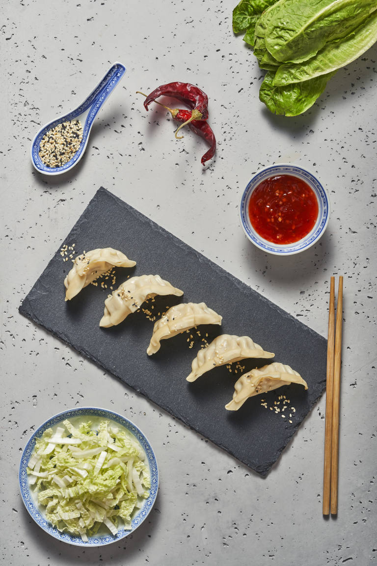 4.95 Chińskie pierożki z otrębami z farszem wieprzowym z kapustą pekińską z sosem sweet-chili i sezamem