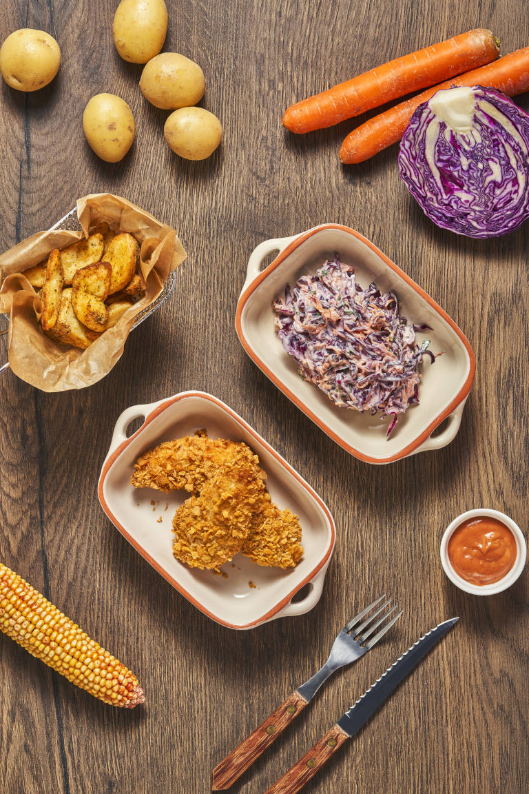 4.96 Nuggetsy z kurczaka w płatkach kukurydzianych z opiekanymi ziemniaczkami, dipem BBQ i colesławem z czerwonej kapusty