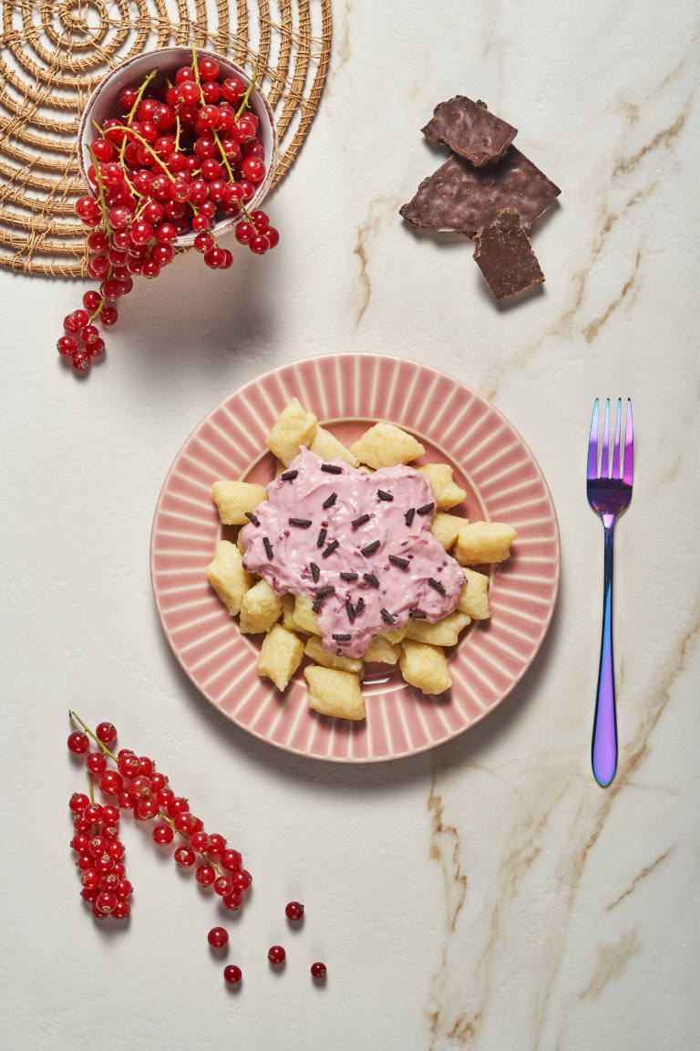 5.0 Porzeczkowy jogurt grecki z gorzką czekoladą, podany z kluskami leniwym