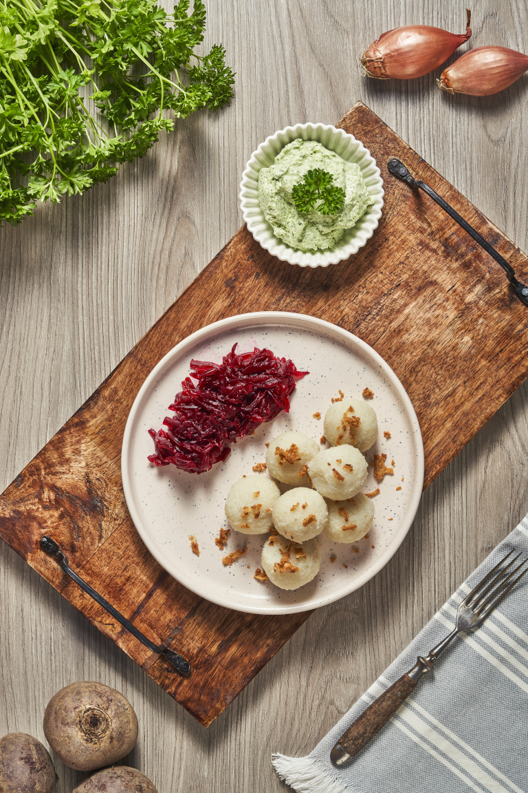 5.0 Pyzy z mięsem z kwaśną śmietaną pietruszkową, prażoną cebulką i buraczkami na ciepło