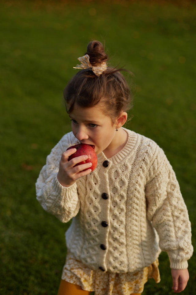 Piramida żywienia dla dzieci – zasady zdrowego odżywiania od najmłodszych lat 1 dziecko-jedzace-jablko