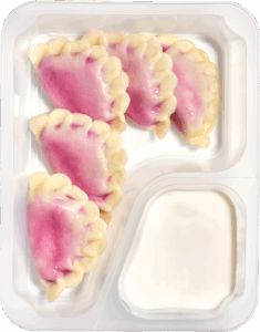 Pierogi z jagodami i słodkim jogurtem bez wiórków