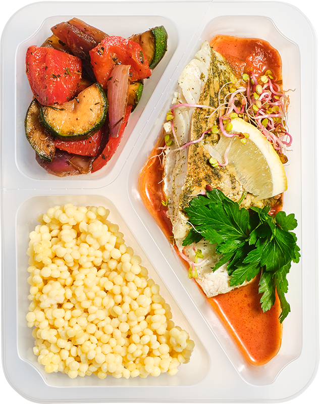 Śródziemnomorska - Filet z dorsza w ziołąch na parze w sosie pomidorowym z kaparami, kasza bulgur, grillowane warzywa