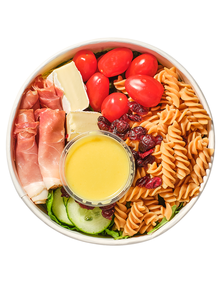 Bowl z makaronem proteinowym, szynką dojrzewającą i camembertem